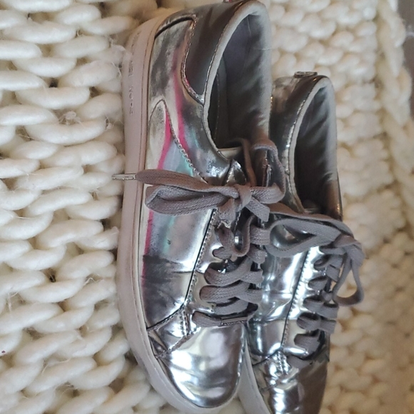 Shoes - Picture 2 of 5